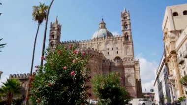 Palermo, İtalya, Katedralin ön cephesi ağaçların arasında.