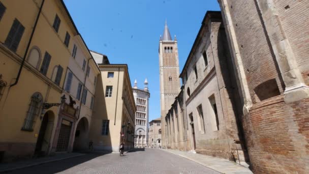 意大利帕尔马 靠近大教堂的法拉利红衣主教街景观 — 图库视频影像