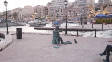 Aziz Julian, Malta, rıhtımdaki balıkçı heykeli.