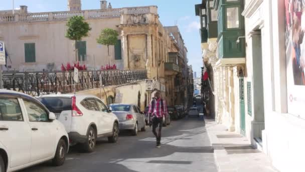 Valletta Malta Çocuk Tipik Bir Sokakta Yürüyor — Stok video