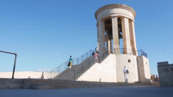 Valletta Malta Kuşatma Çanı Savaş Anıtı — Stok video