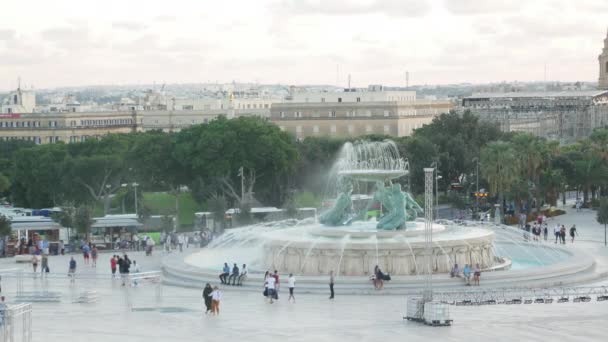 Valletta Malta Triton Plein Bij Zonsondergang — Stockvideo