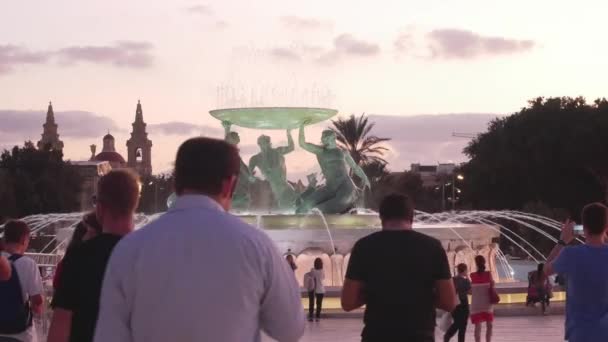 Valletta Malta Menschen Auf Dem Triton Platz Bei Sonnenuntergang — Stockvideo