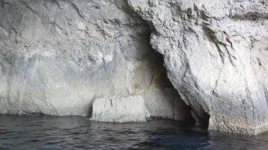 Qredi, Malta, mavi mağaranın içinde yol alıyoruz.