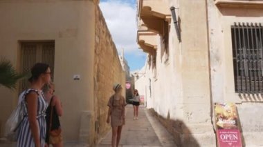 Mdina, Malta, insanlar tipik sokaklarda yürüyor