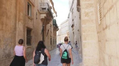 Mdina, Malta, insanlar tipik caddelerde yürüyor