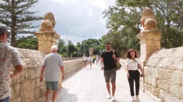 Mdina Malta Mensen Lopen Door Poort — Stockvideo