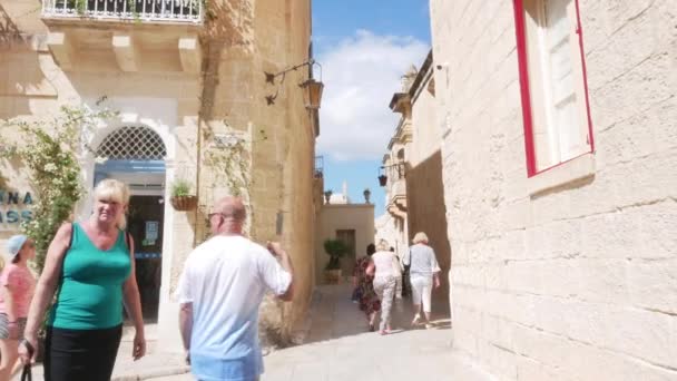 Mdina Malta Mensen Die Een Typische Straat Lopen — Stockvideo