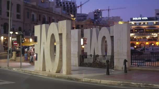 Julian Malta Het Liefdesmonument Bij Zonsondergang — Stockvideo