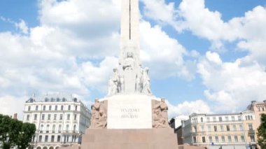 Riga, Letonya, Özgürlük Anıtı 'nı kaldırın.