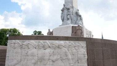Riga, Letonya, Özgürlük Anıtı 'nı kaldırın.