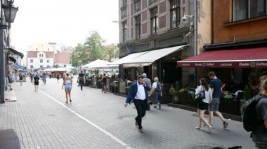 Riga, Letonya, Kalku Caddesi 'nde insanlar yürüyor