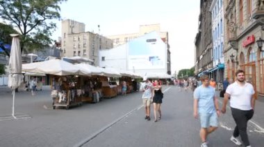 Riga, Letonya, Kalku caddesinde küçük bir pazar