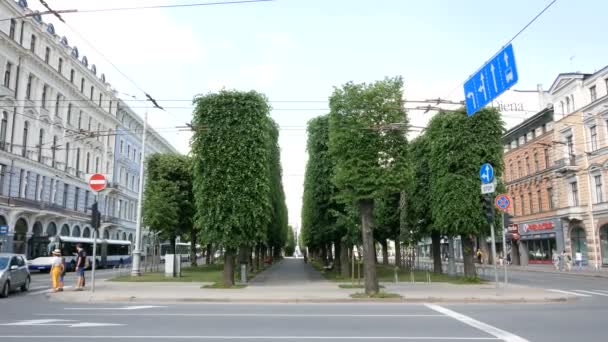 Riga Letonia Vista Freedom Boulevard — Vídeos de Stock