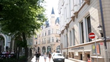 Riga, Letonya, insanlar eski şehrin sokaklarında yürüyor.