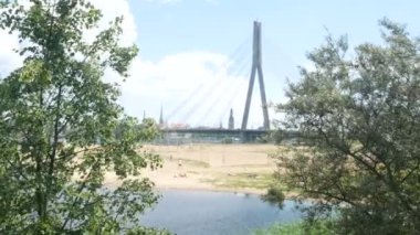 Riga, Letonya, Tirgou caddesindeki ayna kurulumu 