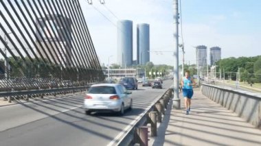 Riga, Letonya, Vanu Köprüsü 'nde trafik 