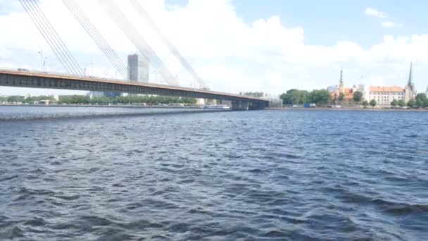 Riga Letonia Tráfico Puente Vanu — Vídeo de stock
