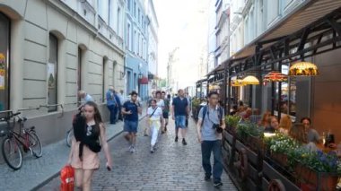 Riga, Letonya, Kalku Caddesi 'nde insanlar yürüyor
