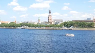 Riga, Letonya, Daugava Nehri 'nden tekne kalkıyor.