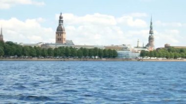 Riga, Letonya, Daugava nehrinin panoramik manzarası