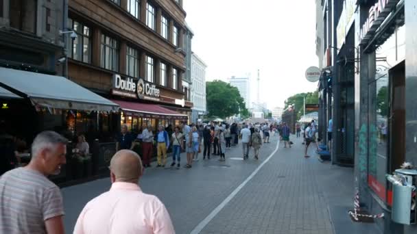 Рига Латвия Туристы Ходят Улицам — стоковое видео