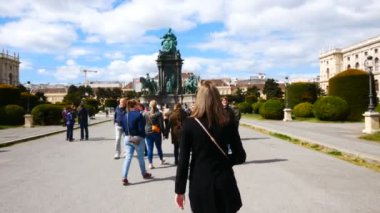 Viyana, Avusturya, Maria Theresien Meydanı 'nda yürüyor.