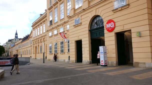 Wenen Oostenrijk Hoofdingang Van Het Museumsquartier — Stockvideo