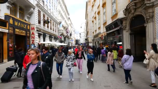 Wenen Oostenrijk Toeristen Wandelen Kohlmarkt Straat — Stockvideo