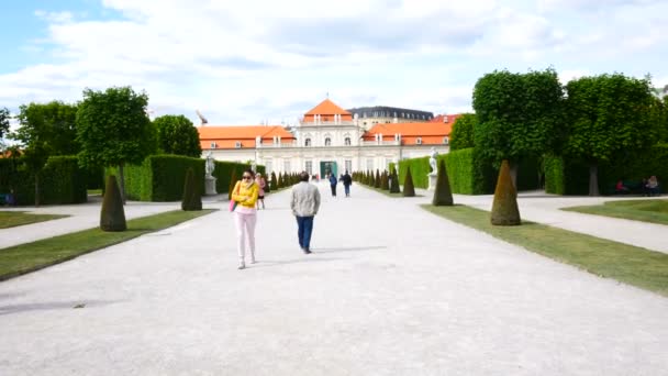 Vienna Austria Tourists Walk Belvedere Garden — Stock Video