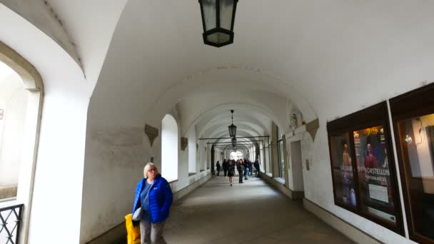 Vienna Austria Tourists Walking Arcade Reitschulgasse Street — Stock video