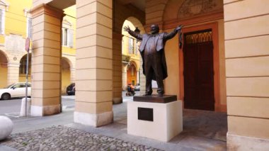 Modena, İtalya, ortak tiyatronun yanındaki Luciano Pavarotti heykeli.