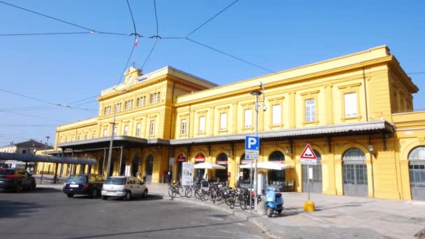 이탈리아 모데나 알리기에리 광장에 기차역 — 비디오