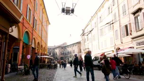 Modena Italien Passanten Auf Der Piazzale Degli Erri — Stockvideo