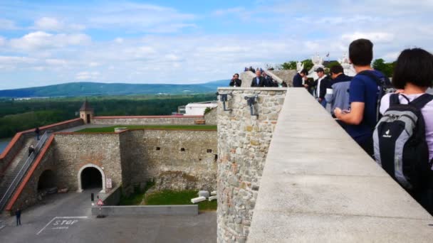 Bratislava, Slovensko, turisté shlédnou krajinu z hradu