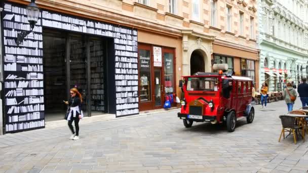 Bratysława Słowacja Mały Czerwony Pociąg Ulicy — Wideo stockowe