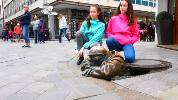 Bratislava Slowakei Mann Bei Der Arbeit Statue — Stockvideo