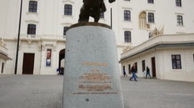 Bratislava, Slovakya, kalenin önündeki Svatopluk Heykeli
