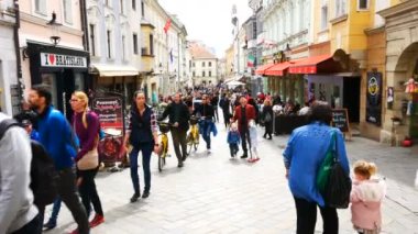 Bratislava, Slovakya, Michalsk Caddesi 'nde turistler  