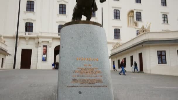 Bratislava Slowakei Statue Von Svatopluk Vor Der Burg — Stockvideo