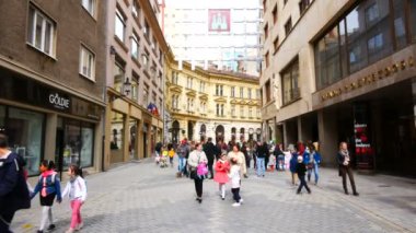Bratislava, Slovakya, Laurinska alışveriş caddesindeki insanlar.