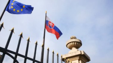 Bratislava, Slovakya, Avrupa ve Slovakya bayrakları dalgası