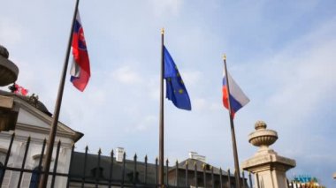 Bratislava, Slovakya, Avrupa ve Slovakya bayrakları dalgası