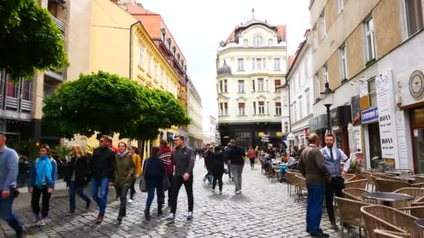 Братислава Словакия Туристы Торговой Улице Вентска — стоковое видео