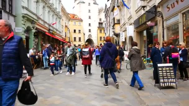 Bratislava Slovensko Turisté Saint Michael Gate — Stock video