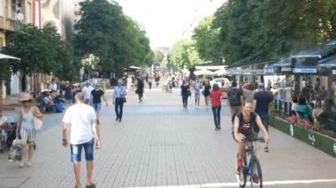 Sofya, Bulgaristan ve Vitosha alışveriş caddesindeki insanlar