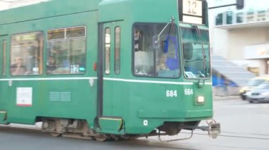 Sofya, Bulgaristan, tarihi tramvay otobüsü sokakta koşuyor