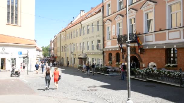 Vilna Lituania Turistas Calle Pilies — Vídeos de Stock