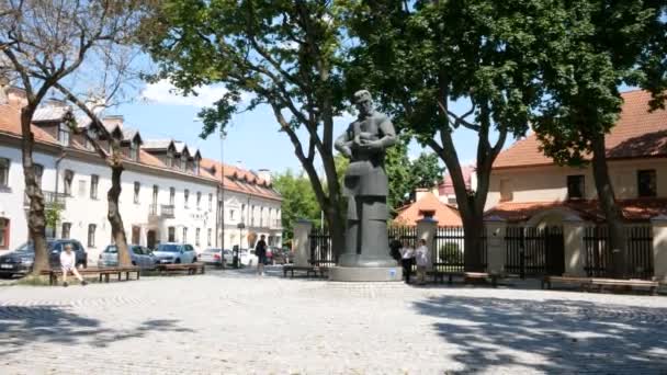 Вильнюс Литва Памятник Лавринасу Гуцевичу — стоковое видео