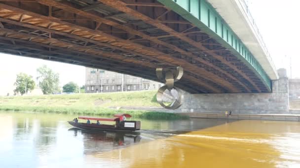 Vilnius Lituanie Bateau Navigue Sous Pont Vert Sur Rivière Neris — Video